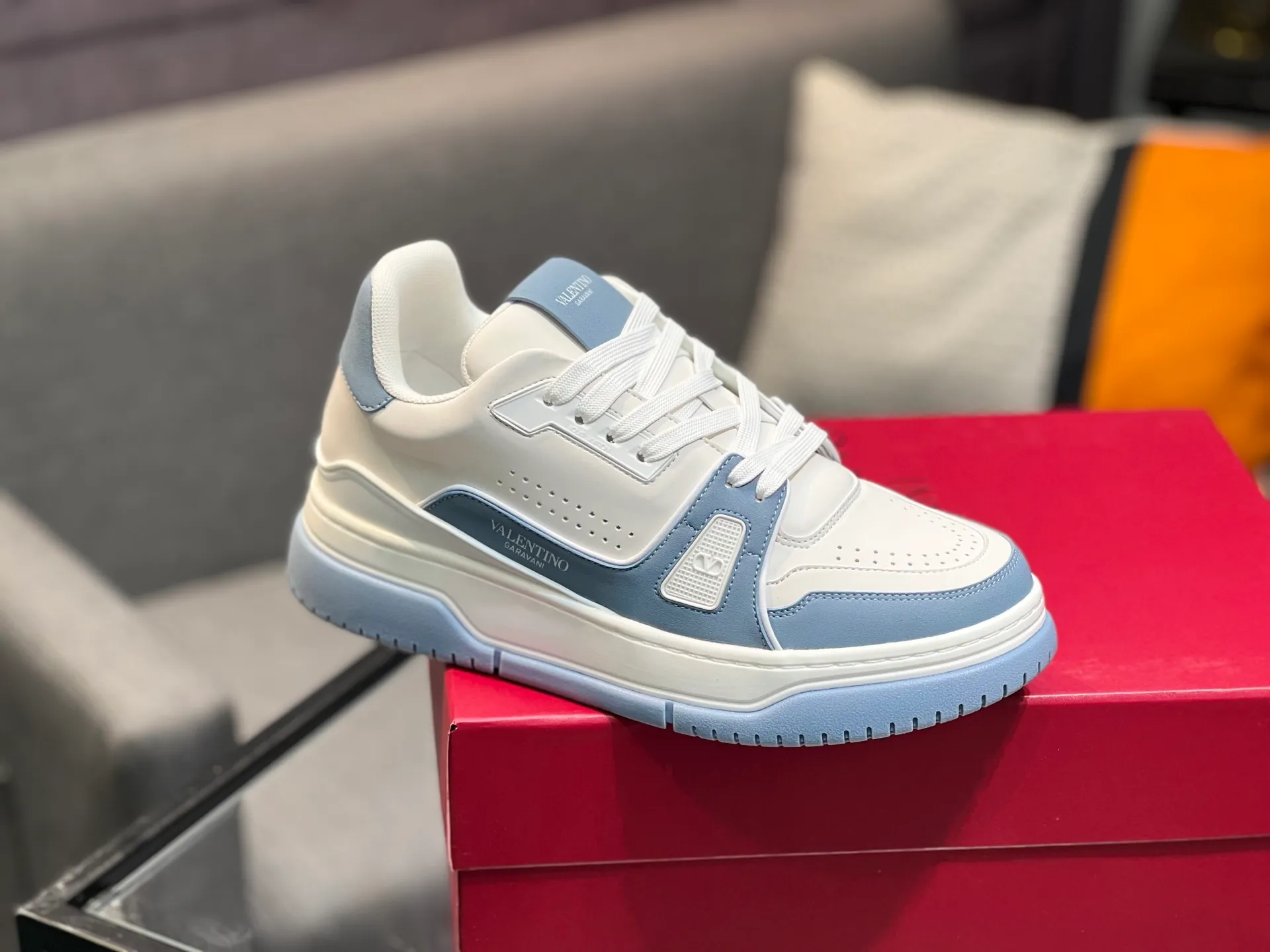 Men's Men's Shoes 💰660 Valentino 2023 early autumn new star shoes are now online! Wang Hedi and Ren Jialun have been worn by many celebrities. Who can refuse the same couple shoes as Wang Hedi! The design of Stars Stab My Heart is cool and spicy. The material of the shoes is cowhide, and every color is beautiful! Size 35-40, men’s size 39-44 (women’s 41, men’s 38, 45🉑️customized)
